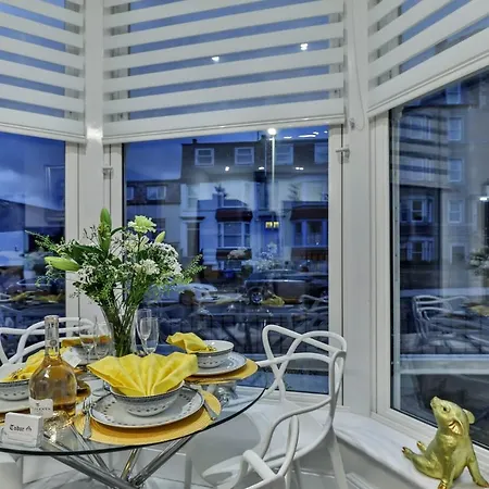 The - Ground Floor - Luxury For Up To 4 Guests Near Open Air Theatre And North Bay *