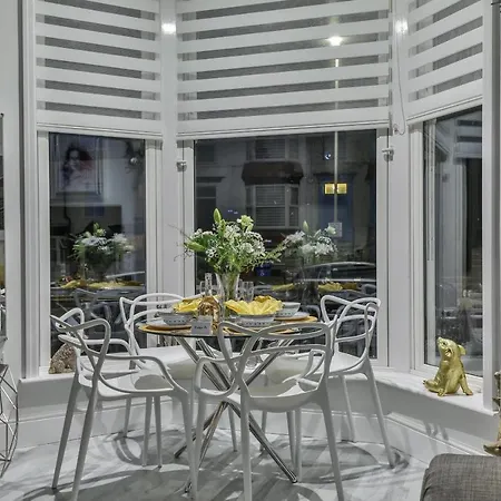 The - Ground Floor - Luxury For Up To 4 Guests Near Open Air Theatre And North Bay