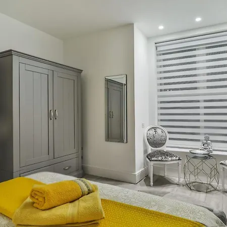 The - Ground Floor - Luxury For Up To 4 Guests Near Open Air Theatre And North Bay Διαμέρισμα