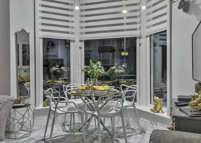 The - Ground Floor - Luxury For Up To 4 Guests Near Open Air Theatre And North Bay