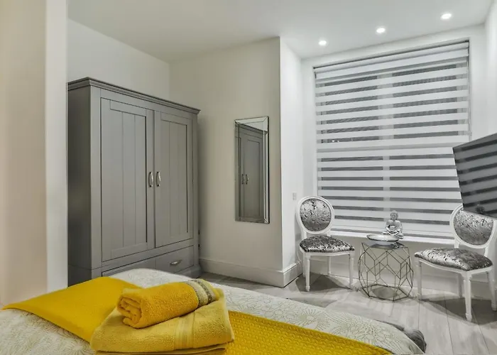 The - Ground Floor - Luxury For Up To 4 Guests Near Open Air Theatre And North Bay Διαμέρισμα